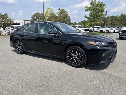 Used 2022 Toyota Camry SE image 3