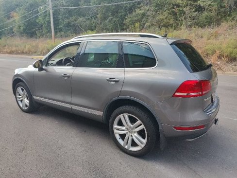 Used 2012 Volkswagen Touareg TDI image 4