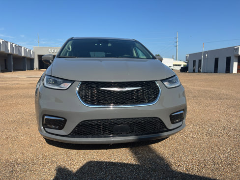 Used 2023 Chrysler Pacifica Touring-L image 8