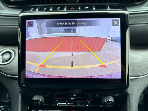Used 2023 Jeep Grand Cherokee Limited w/ Black Appearance Package image 29
