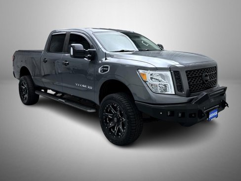 Used 2017 Nissan Titan SV image 3