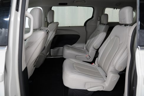 Used 2020 Chrysler Pacifica Touring-L Plus w/ Tire & Wheel Group image 5