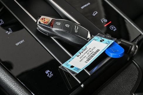 Certified 2025 Porsche Macan image 18