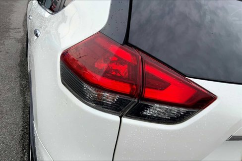 Used 2018 Nissan Rogue SV image 28
