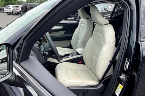 Used 2022 Volvo XC40 T5 Momentum image 19