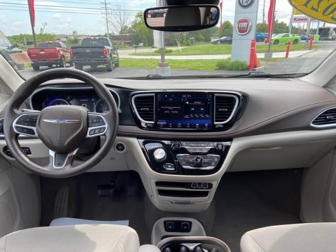 Used 2021 Chrysler Pacifica Touring image 22