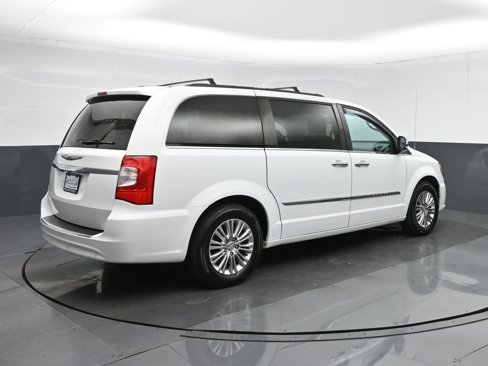 Used 2015 Chrysler Town & Country Touring-L w/ Driver Convenience Group image 7