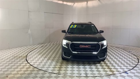 Used 2023 GMC Terrain SLE w/ Driver Convenience Package image 3