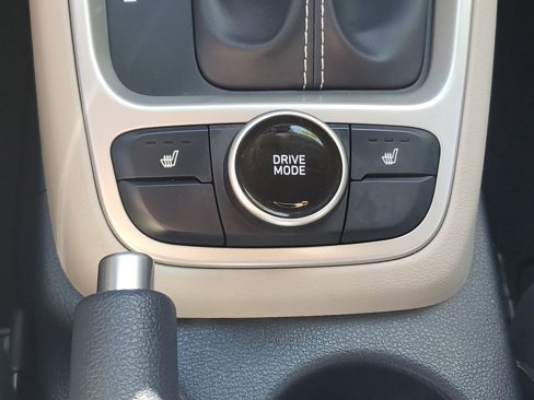 Certified 2020 Hyundai Venue image 30