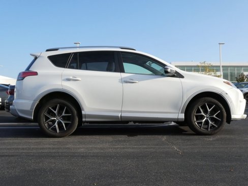 Used 2016 Toyota RAV4 SE image 2