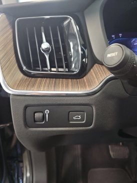 Used 2022 Volvo XC60 B5 Momentum image 13
