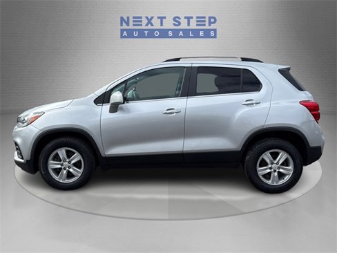 Used 2017 Chevrolet Trax LT w/ LT Convenience Package image 4