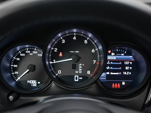 Certified 2024 Porsche Macan w/ Premium Plus Package image 18