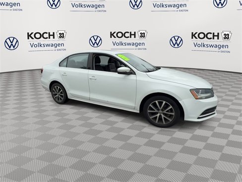 Used 2017 Volkswagen Jetta SE image 2