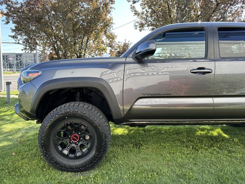 Used 2021 Toyota Tacoma TRD Off-Road w/ Technology Package image 9