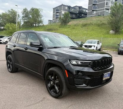 Used 2023 Jeep Grand Cherokee Altitude image 1