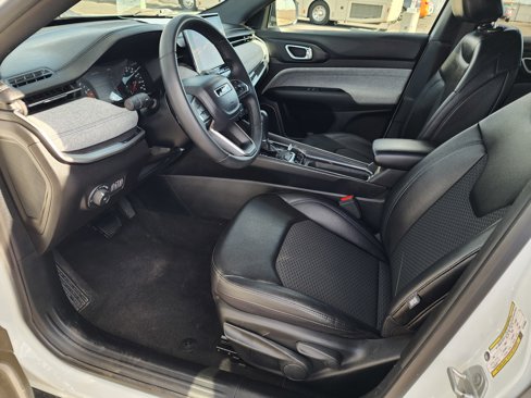 Used 2024 Jeep Compass Latitude image 15