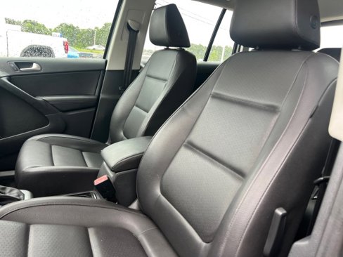Used 2016 Volkswagen Tiguan S image 16
