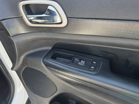 Used 2017 Jeep Grand Cherokee Laredo image 38