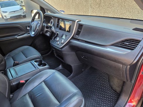 Used 2016 Toyota Sienna SE image 43