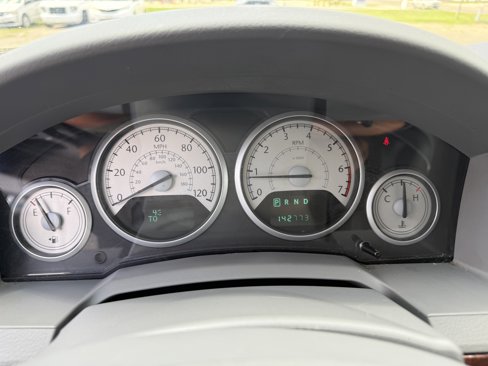 Used 2010 Chrysler Town & Country Touring image 14