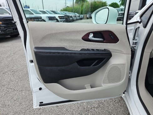 Used 2020 Chrysler Pacifica Limited image 21
