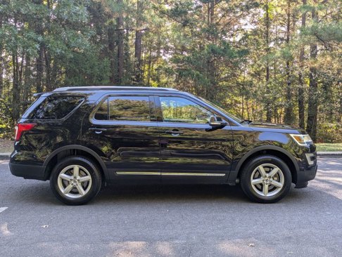 Used 2017 Ford Explorer XLT w/ Equipment Group 202A image 9