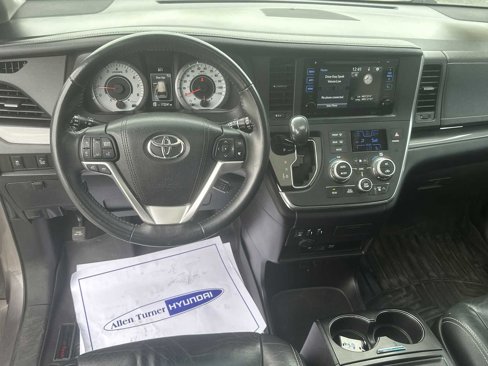 Used 2016 Toyota Sienna SE Premium image 11