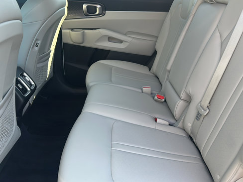 Used 2021 Kia Sorento S image 18