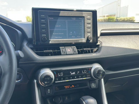 Used 2020 Toyota RAV4 XLE Premium image 31