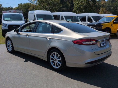 Used 2017 Ford Fusion SE w/ Fusion SE Technology Package image 11