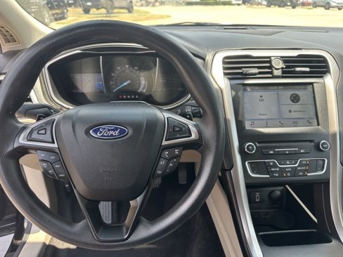 Used 2017 Ford Fusion SE w/ Fusion SE Technology Package image 12