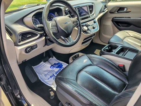 Used 2020 Chrysler Pacifica Touring-L image 9