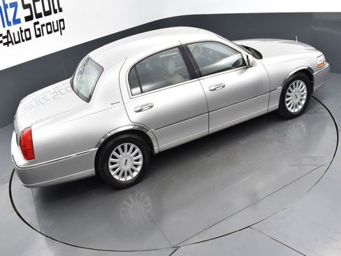 Used 2005 Lincoln Town Car Signature image 22
