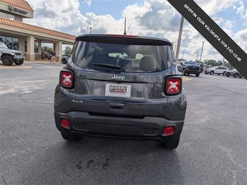Used 2023 Jeep Renegade Latitude image 4