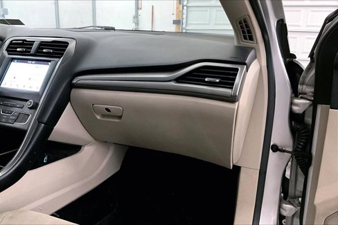 Used 2017 Ford Fusion SE w/ Fusion SE Technology Package image 16