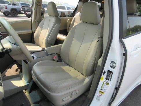 Used 2013 Toyota Sienna XLE image 16