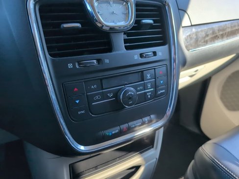 Used 2015 Chrysler Town & Country Touring image 20