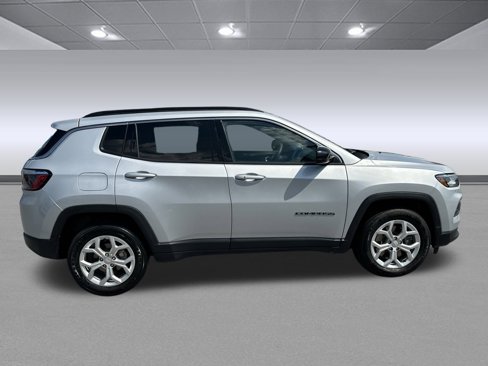Used 2024 Jeep Compass Latitude image 2
