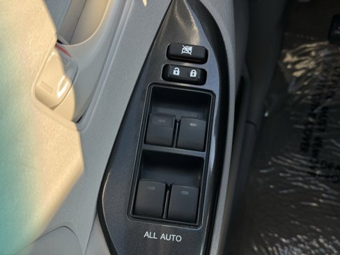 Used 2011 Toyota Sienna LE image 31