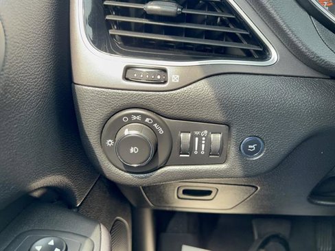 Used 2019 Jeep Cherokee Limited w/ Luxury Group image 26