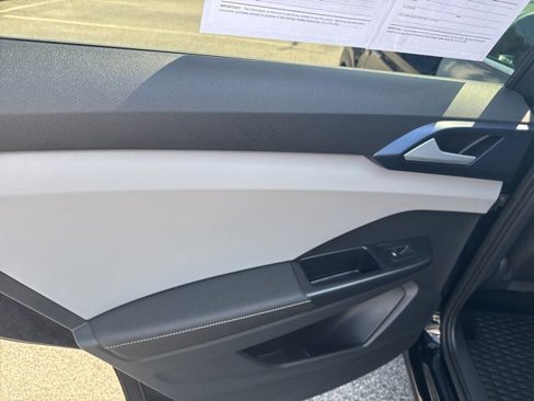Certified 2024 Volkswagen Taos SE image 17