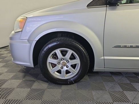 Used 2012 Chrysler Town & Country Touring image 10