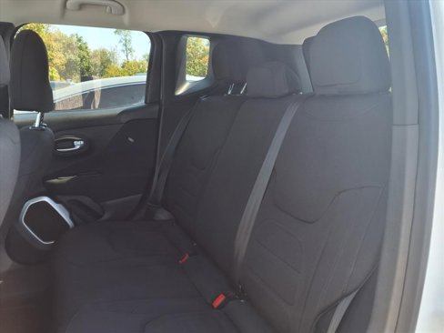 Used 2018 Jeep Renegade Latitude w/ Cold Weather Group image 10