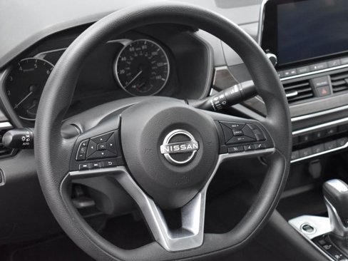 Used 2024 Nissan Altima 2.5 SV image 11