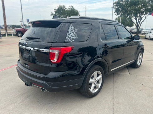 Used 2018 Ford Explorer XLT image 3