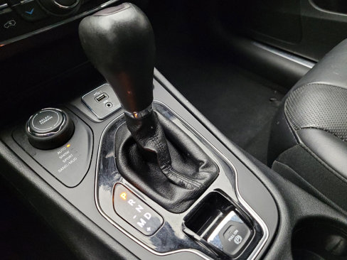 Used 2019 Jeep Cherokee Limited image 26