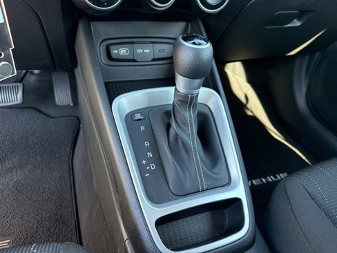 Certified 2022 Hyundai Venue SE image 10