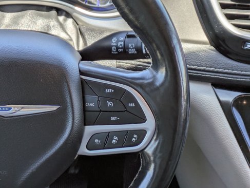 Used 2021 Chrysler Pacifica Touring-L image 24