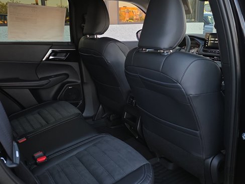 New 2025 Mitsubishi Outlander SE image 25